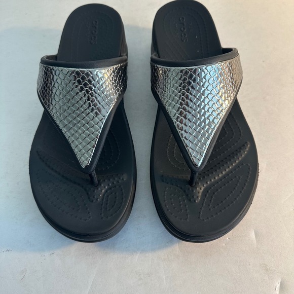 Crocs Monterey Metallic Wedge Toe Post Sandals Size 10 Silver Black Flip Flops - Picture 4 of 11